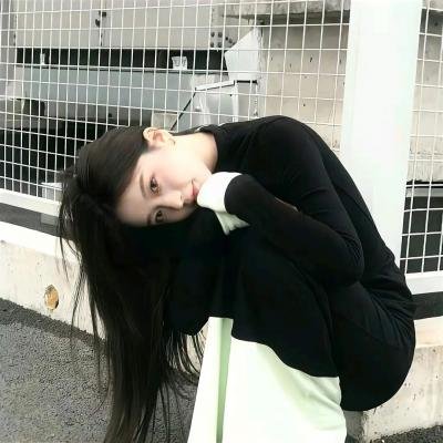 与一位女士合影